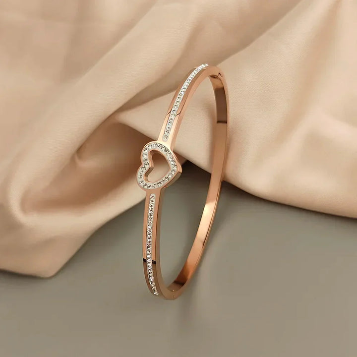 Brazaletes elegantes con colgantes de símbolo de corazón