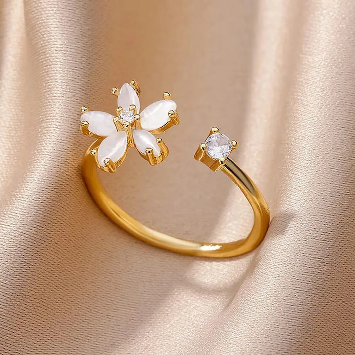 Anillo de flor de cinco pétalos en color oro con zirconia romántica