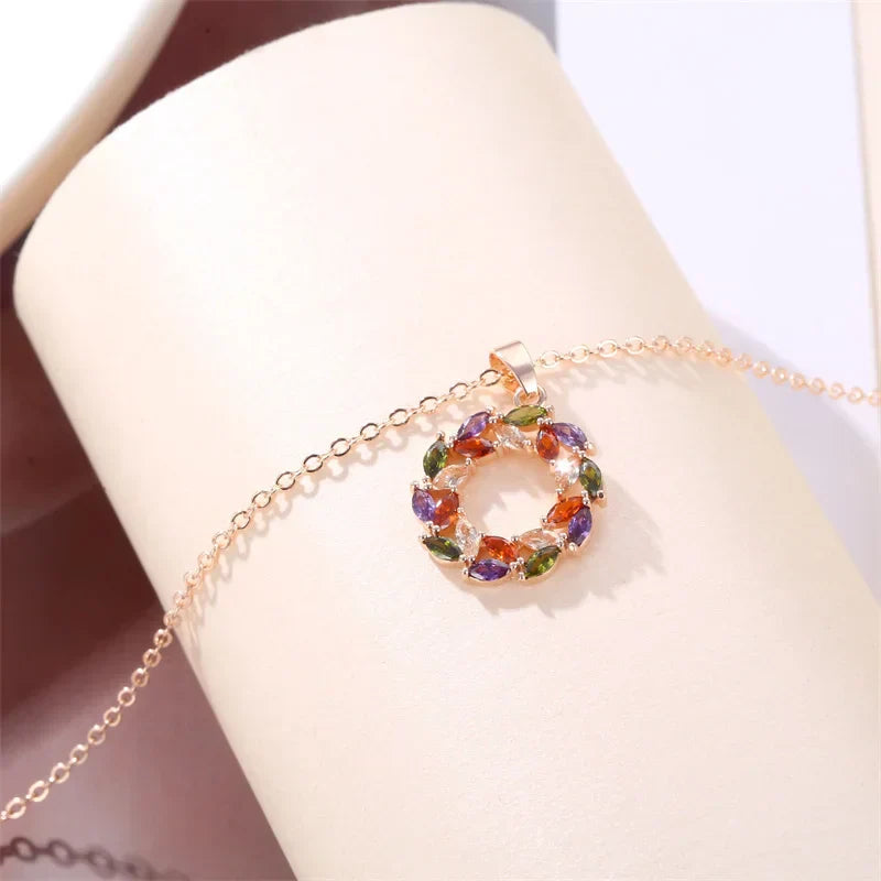 Collar con encanto de arcoíris brillante