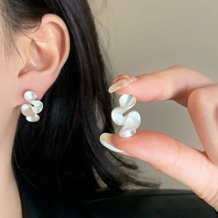 Pendientes de botón de flores de color plata esterlina y color oro de 18K
