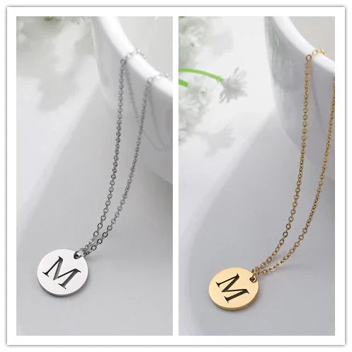 Elegante collar con colgante de letras color oro