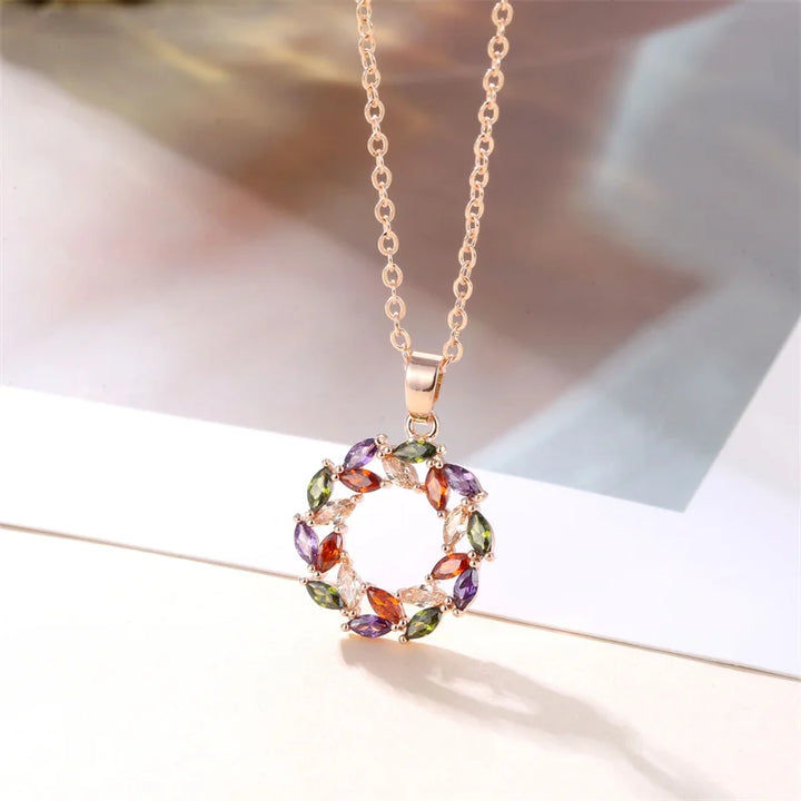 Collar con encanto de arcoíris brillante