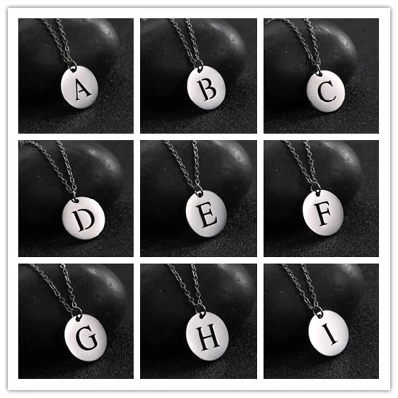 Elegante collar con colgante de letras color oro