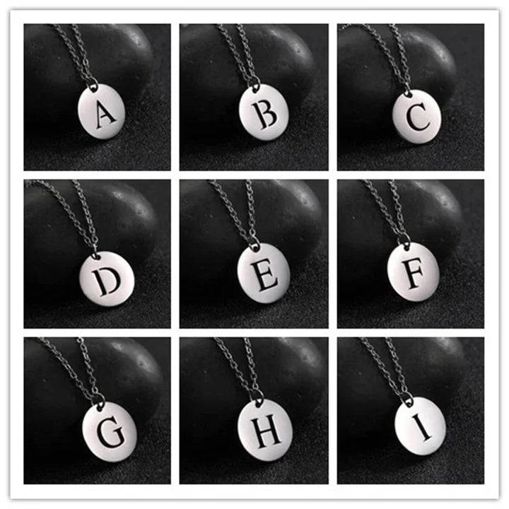 Elegante collar con colgante de letras color oro