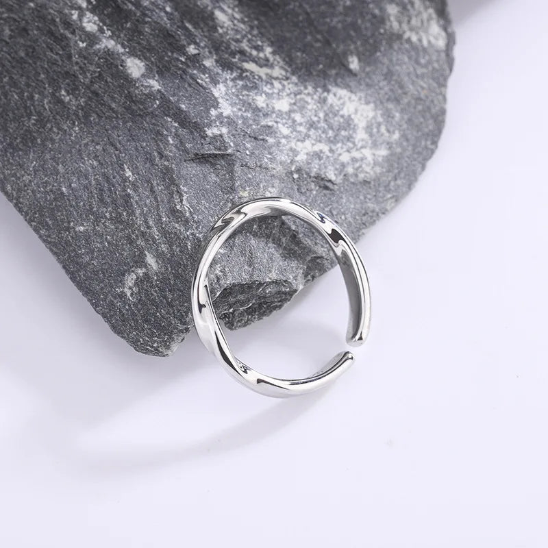 Anillo de Alambre Torcido de Color plata de Ley Atemporal