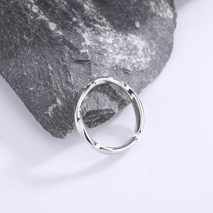 Anillo de Alambre Torcido de Color plata de Ley Atemporal