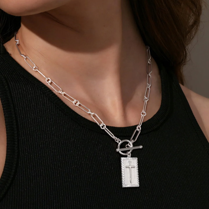Collar Cruz Elegante y Único