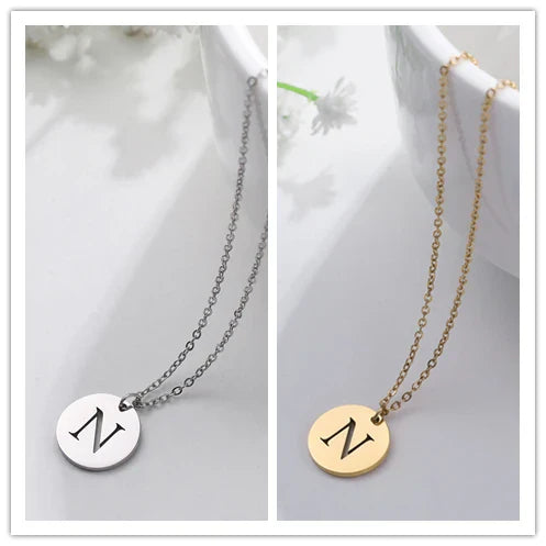 Elegante collar con colgante de letras color oro