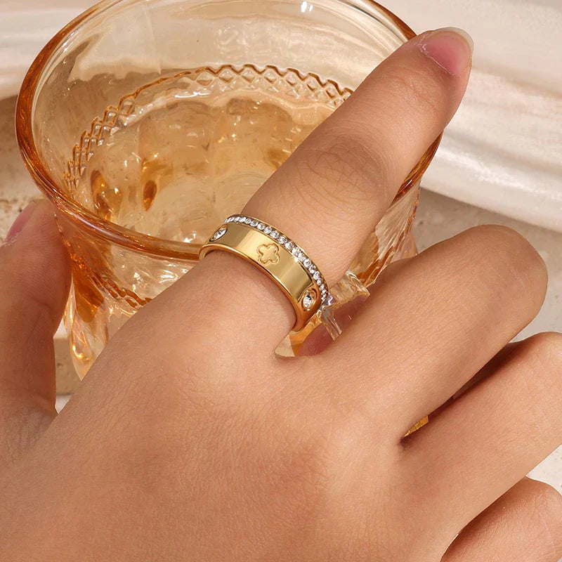 Anillo de trébol brillante y cristal