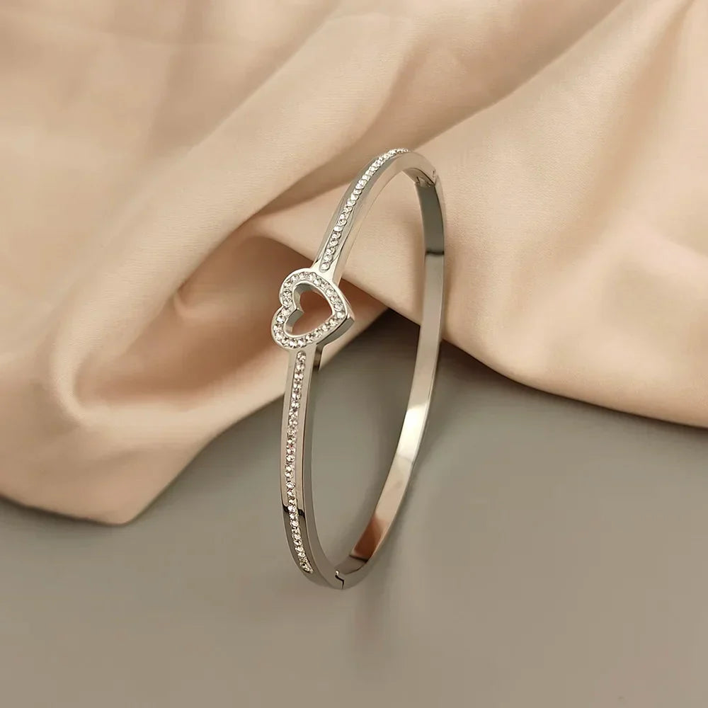 Brazaletes elegantes con colgantes de símbolo de corazón