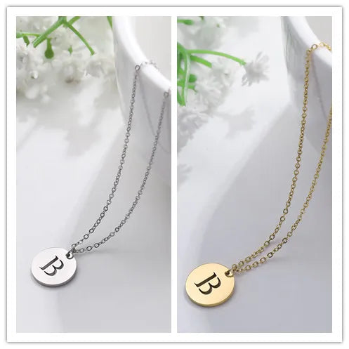 Elegante collar con colgante de letras color oro