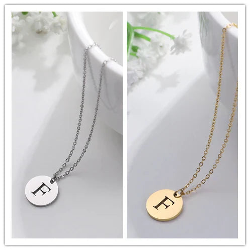 Elegante collar con colgante de letras color oro
