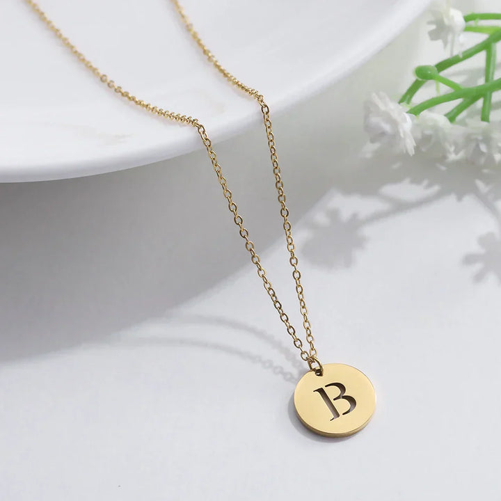Elegante collar con colgante de letras color oro
