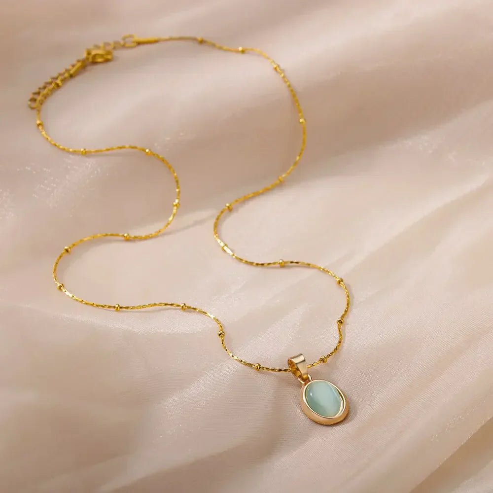 Elegante collar de acero inoxidable color oro con colgante de ópalo en forma de gota de agua