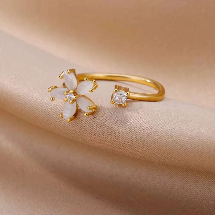 Anillo de flor de cinco pétalos en color oro con zirconia romántica