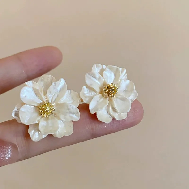 Pendientes de acrílico blanco elegante