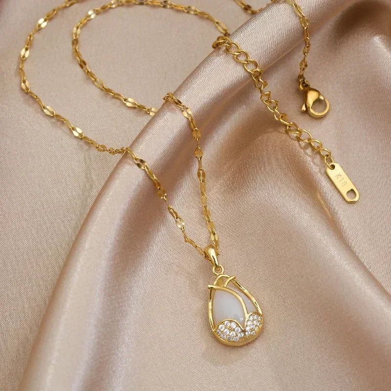 Elegante collar de tulipanes color oro con colgante de cristal rosa