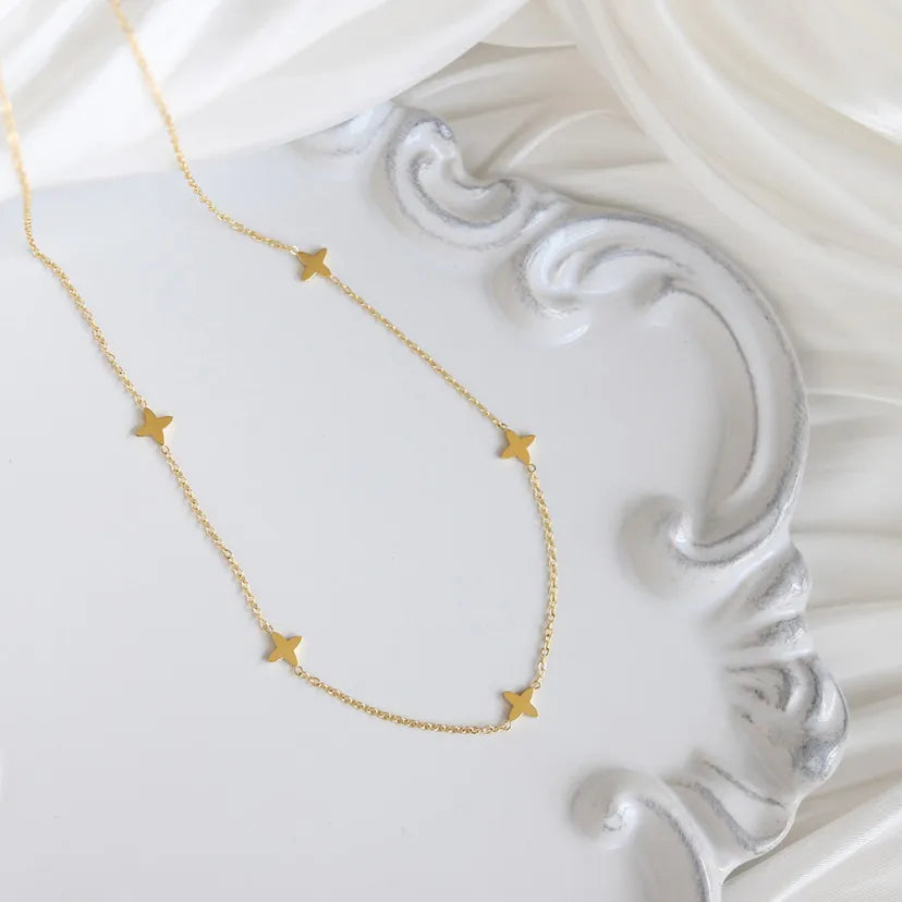 Collar con encanto de estrella color oro