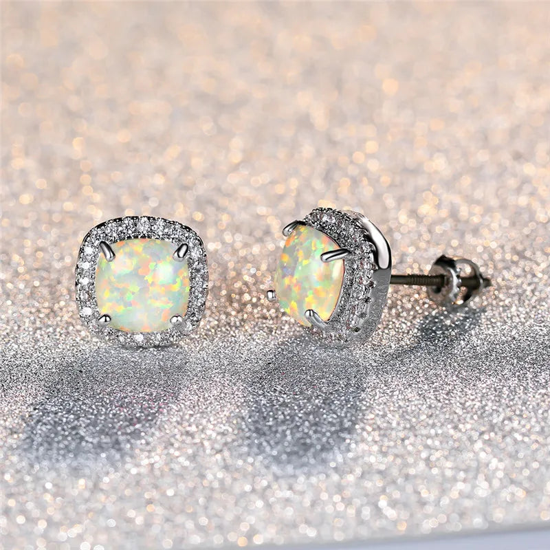 Elegante Aretes de Tuerca Redondos de Ópalo de Fuego Blanco en Color plata