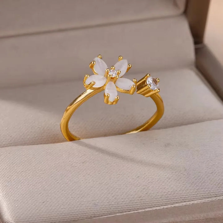 Anillo de flor de cinco pétalos en color oro con zirconia romántica