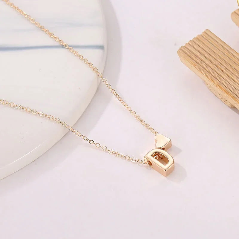 Elegante collar con iniciales de color oro en forma de corazón