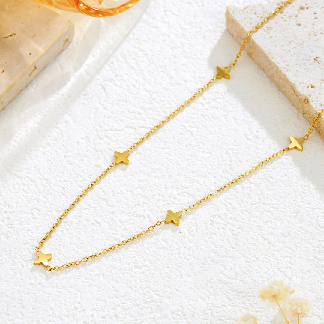 Collar con encanto de estrella color oro