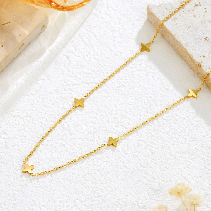 Collar con encanto de estrella color oro