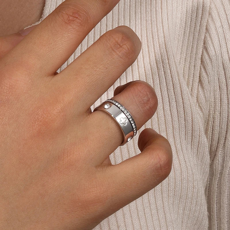 Anillo de trébol brillante y cristal