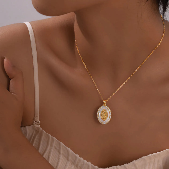 Collar con colgante ovalado Mary Color oro