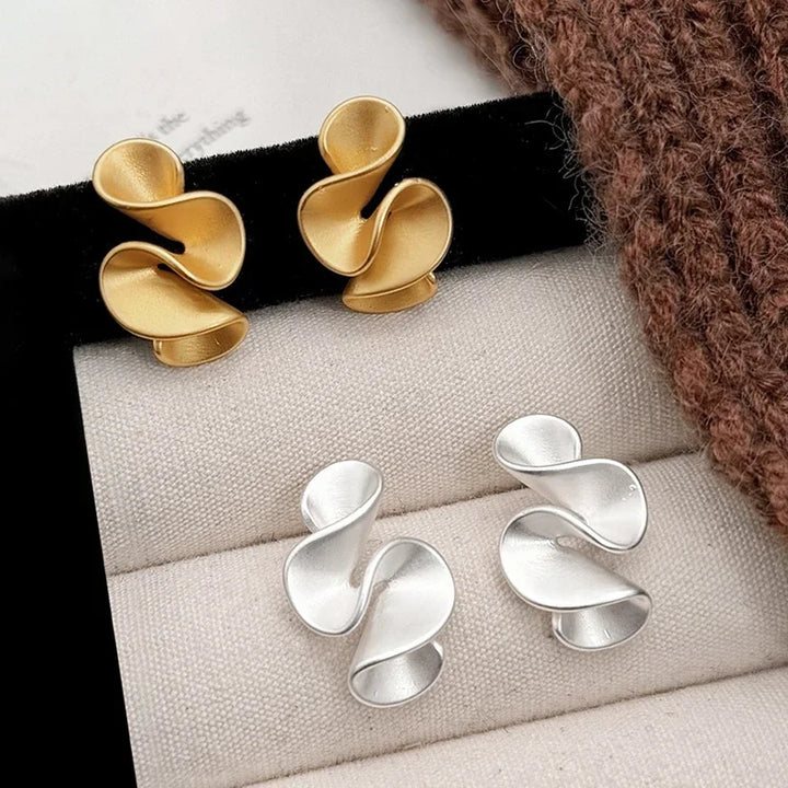 Pendientes de botón de flores de color plata esterlina y color oro de 18K