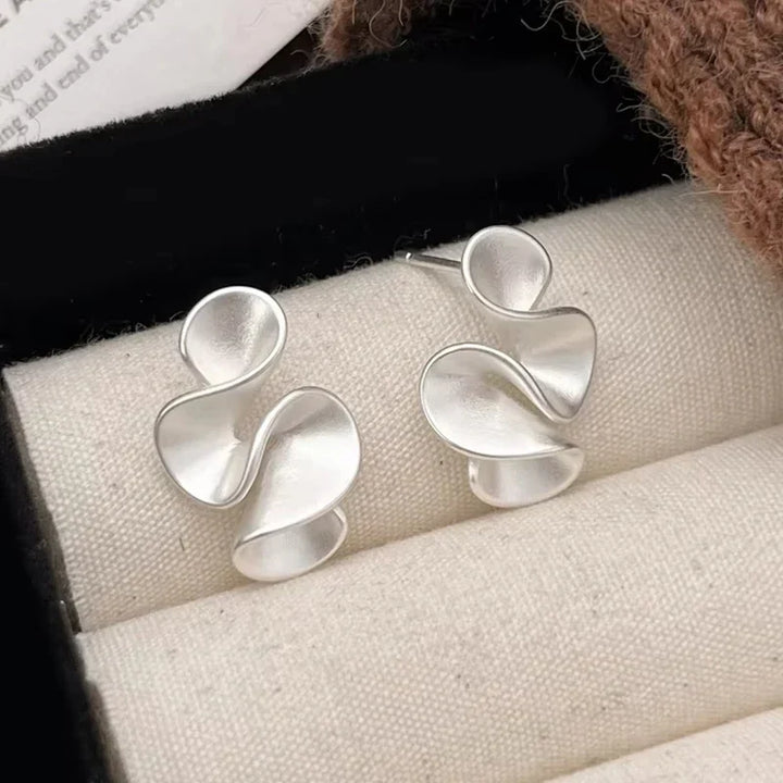 Pendientes de botón de flores de color plata esterlina y color oro de 18K