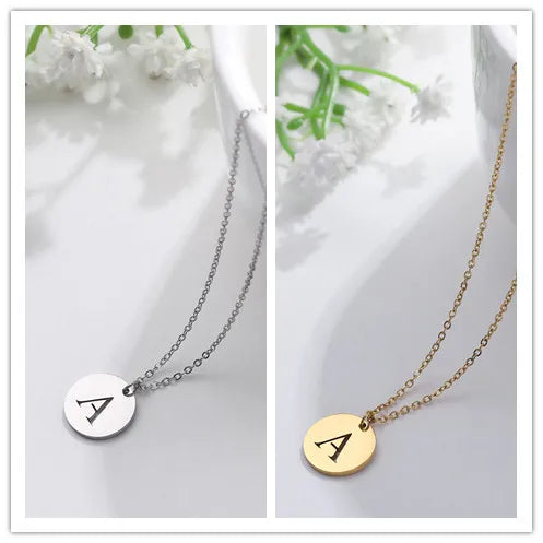 Elegante collar con colgante de letras color oro