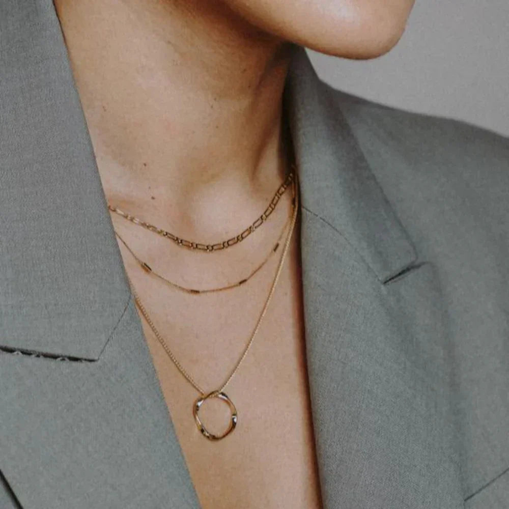 Collar de Color oro de Tres Filas con Círculo Abierto Chic