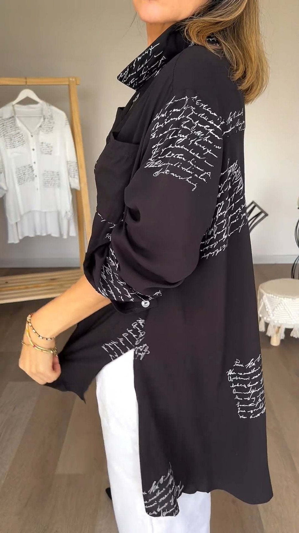 Blusa Abotonada con Estampado Manuscrito (2)