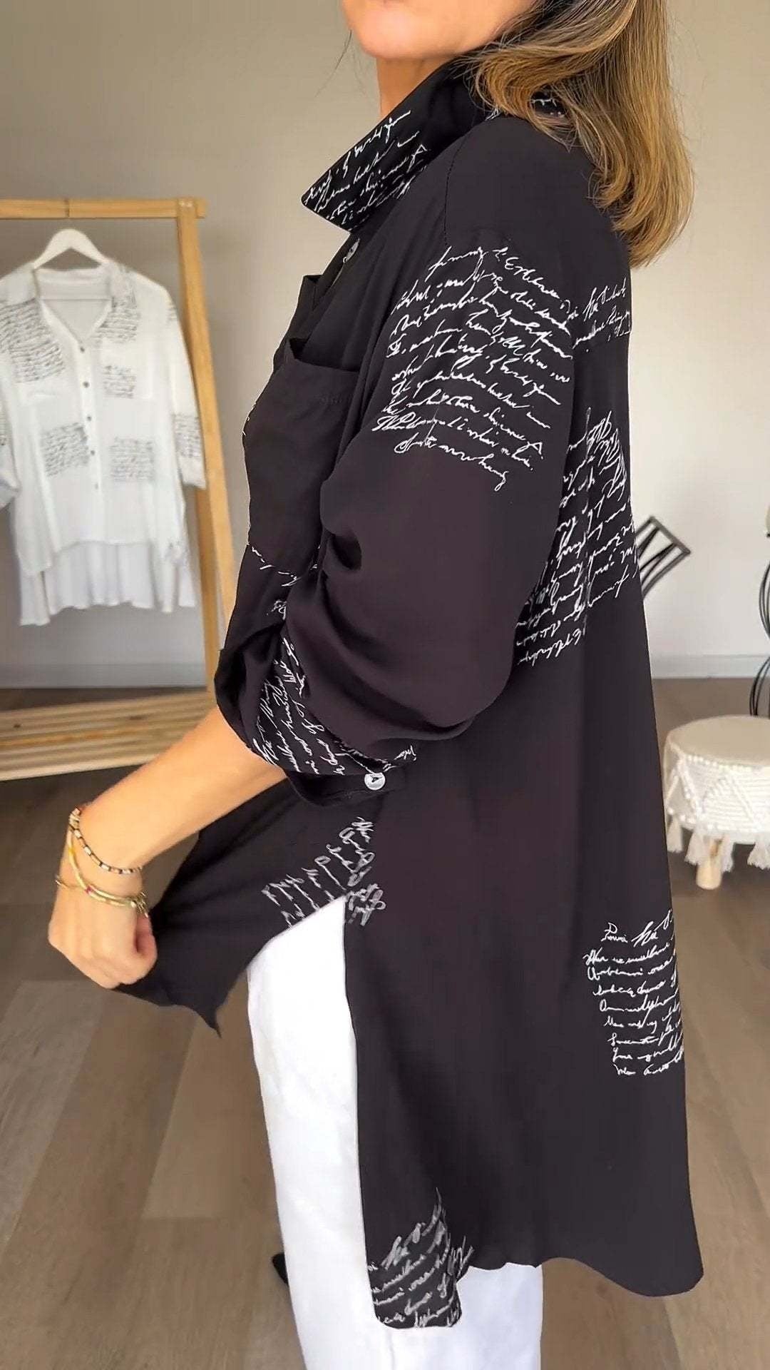 Blusa Abotonada con Estampado Manuscrito (2)
