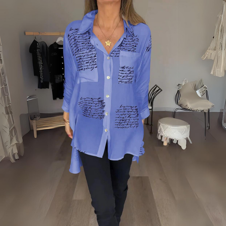 Blusa Abotonada con Estampado Manuscrito en Morado