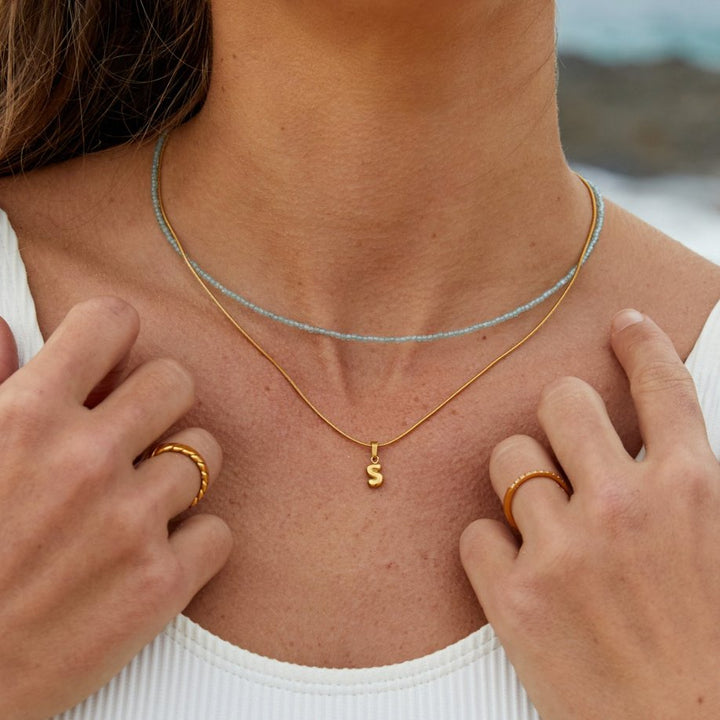 Collar de cuentas con letras elegantes
