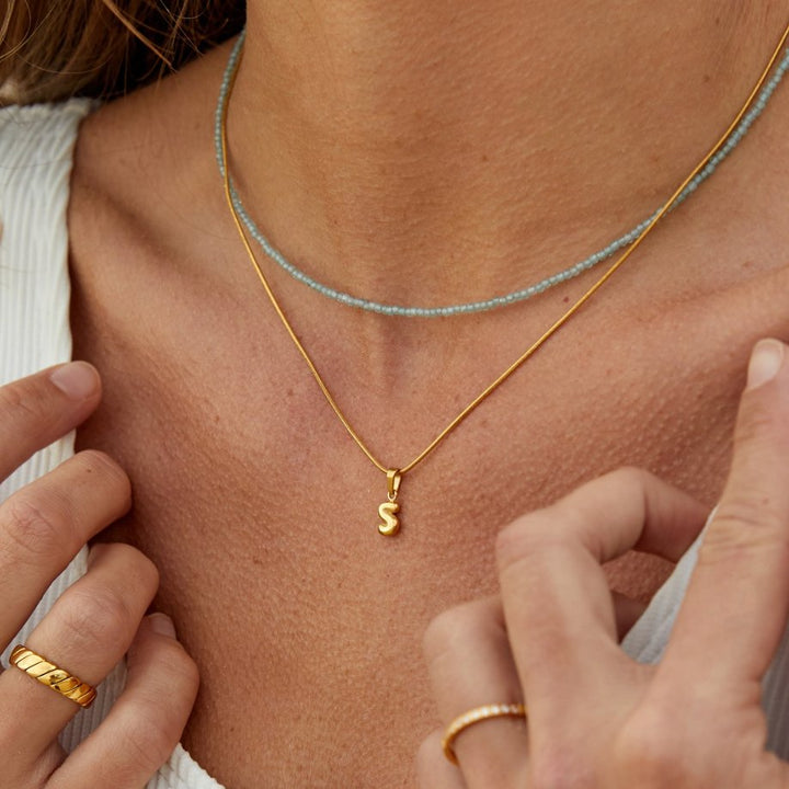 Collar de cuentas con letras elegantes