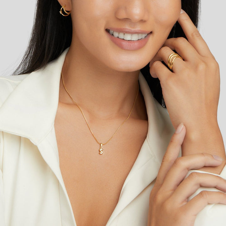 Collar de cuentas con letras elegantes