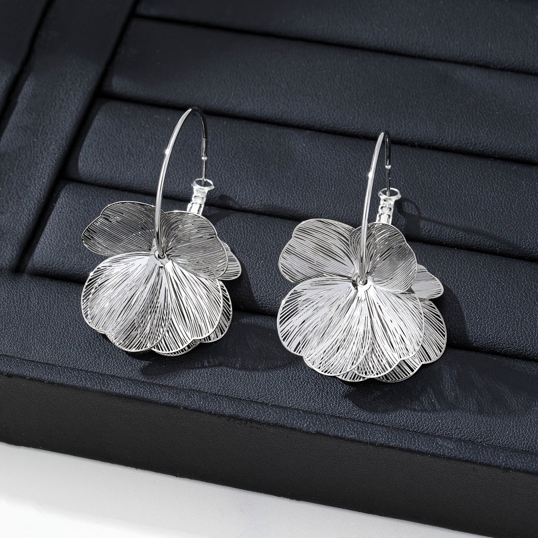 Aretes de color oro sobredimensionados