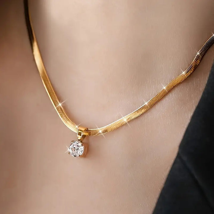Elegante collar con colgante de strass color oro