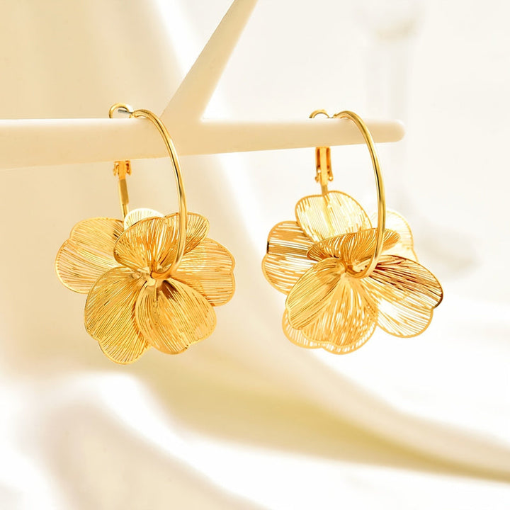 Aretes de color oro sobredimensionados
