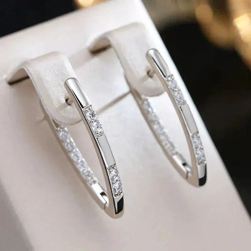 Pendientes exigentes con piedras de circonio