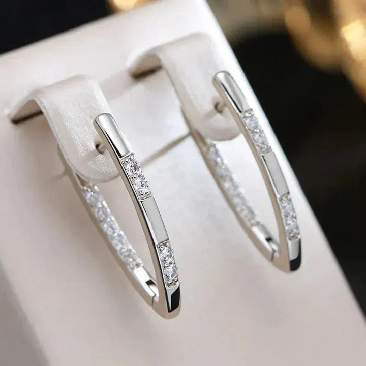 Pendientes exigentes con piedras de circonio