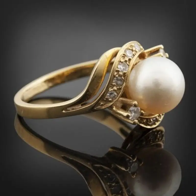Anillo de Oro Brillante con Perlas Elegantes