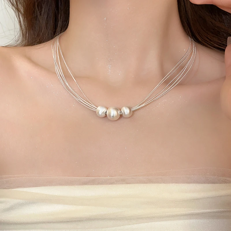 Elegante collar de capas con perlas blancas
