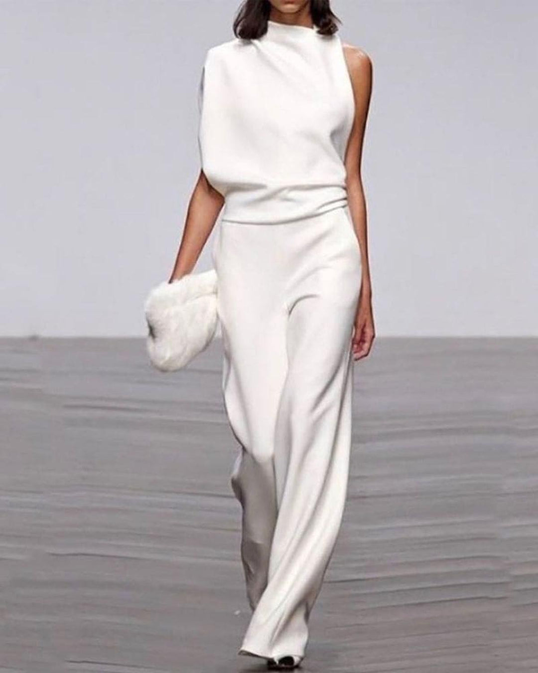 Mono Elegante para Mujer con Hombro Asimétrico en Blanco
