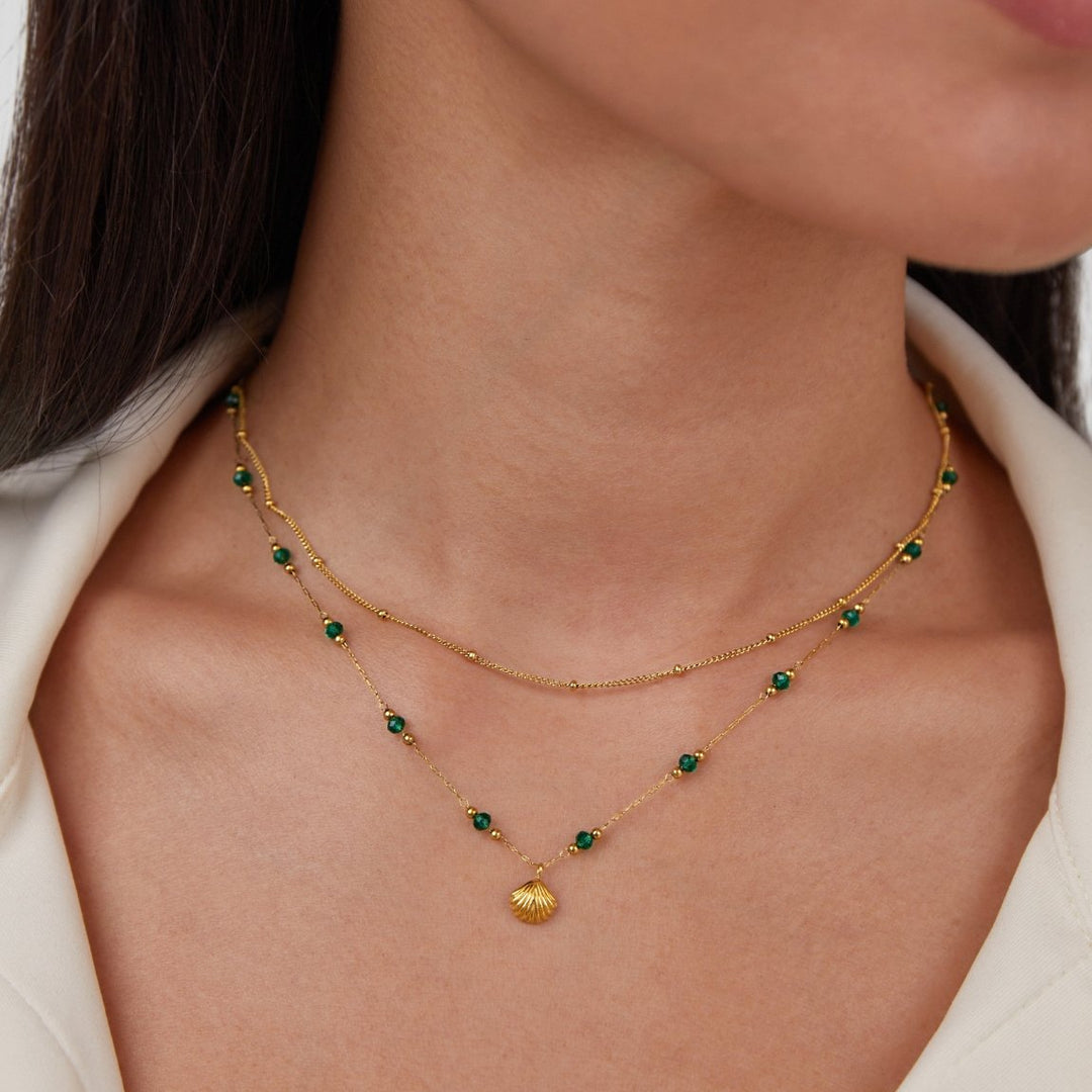 Collar de color oro elegante
