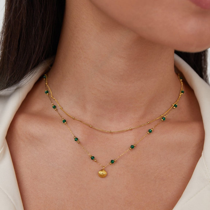 Collar de color oro elegante
