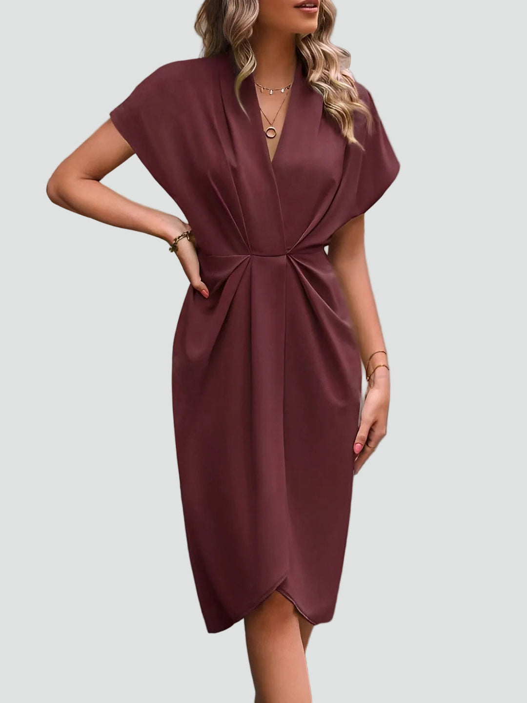 Sofisticado vestido de cóctel midi envolvente en Roest